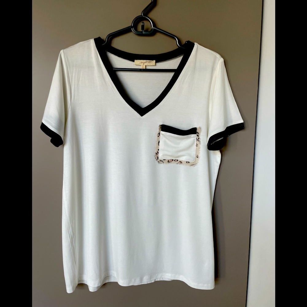 Mystree v-neck t-shirt, front pocket, size medium, great condition